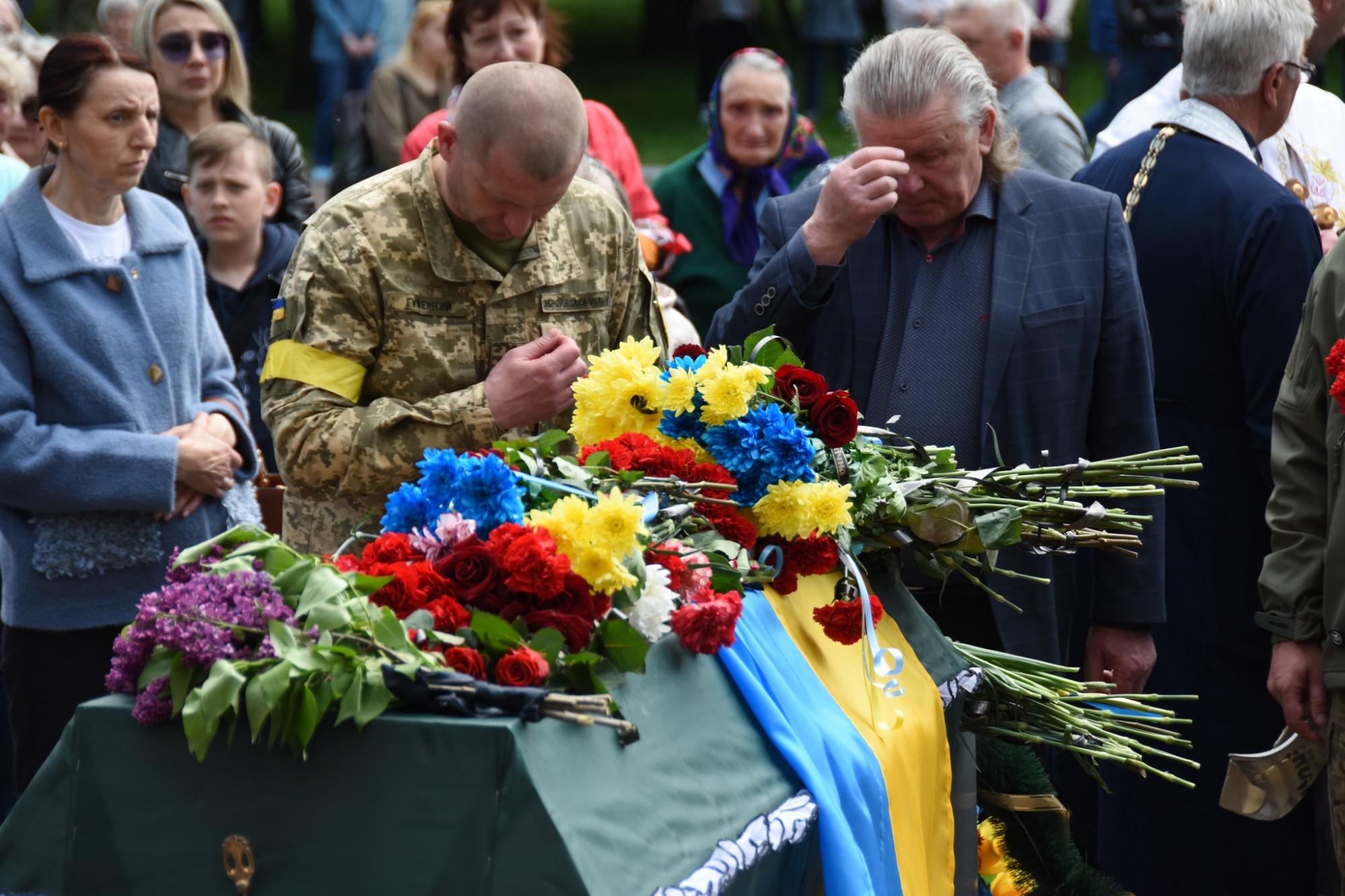 Приблизили победу Украины своими жизнями: в Шостке в последний путь провели воинов-героев