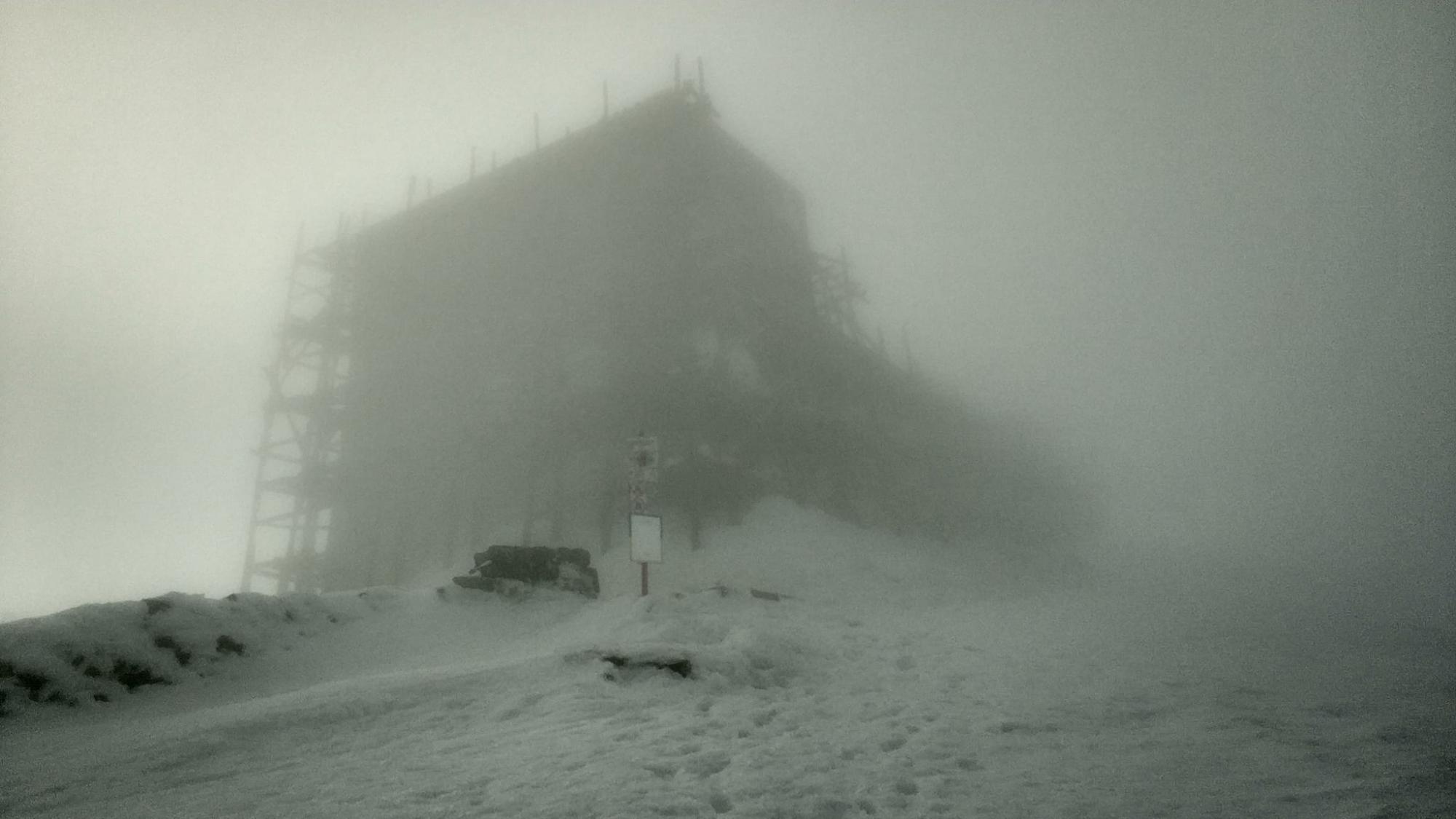 Шторм та мороз. У Карпатах сьогодні вирує негода