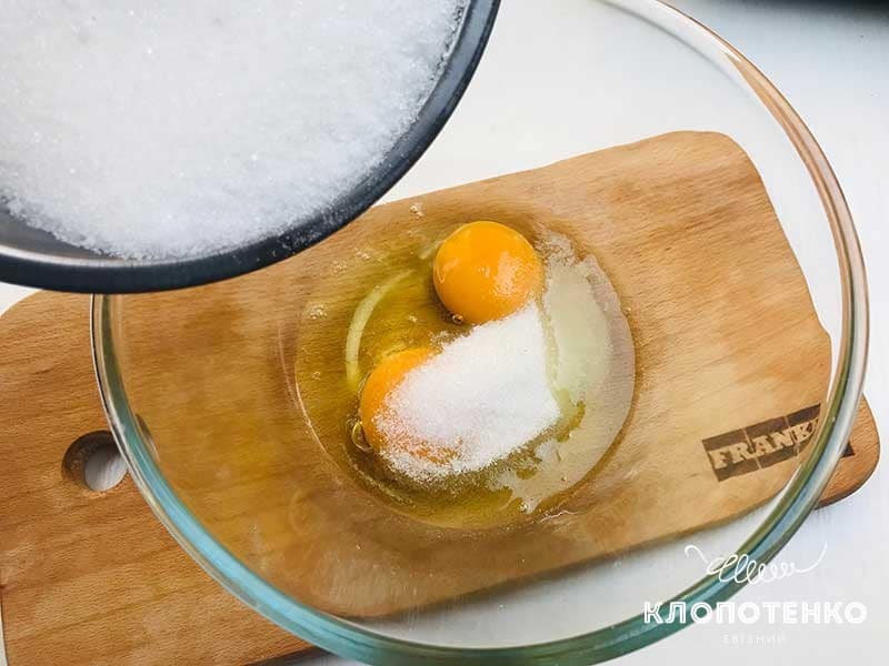 Найпростіший яблучний пиріг на кефірі від Євгена Клопотенка: швидко і дешево!