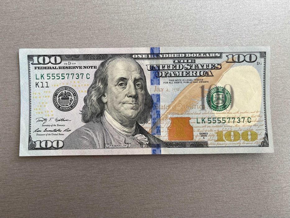В Україні купюру 100 доларів продають за 40 тисяч: в чому її особливість
