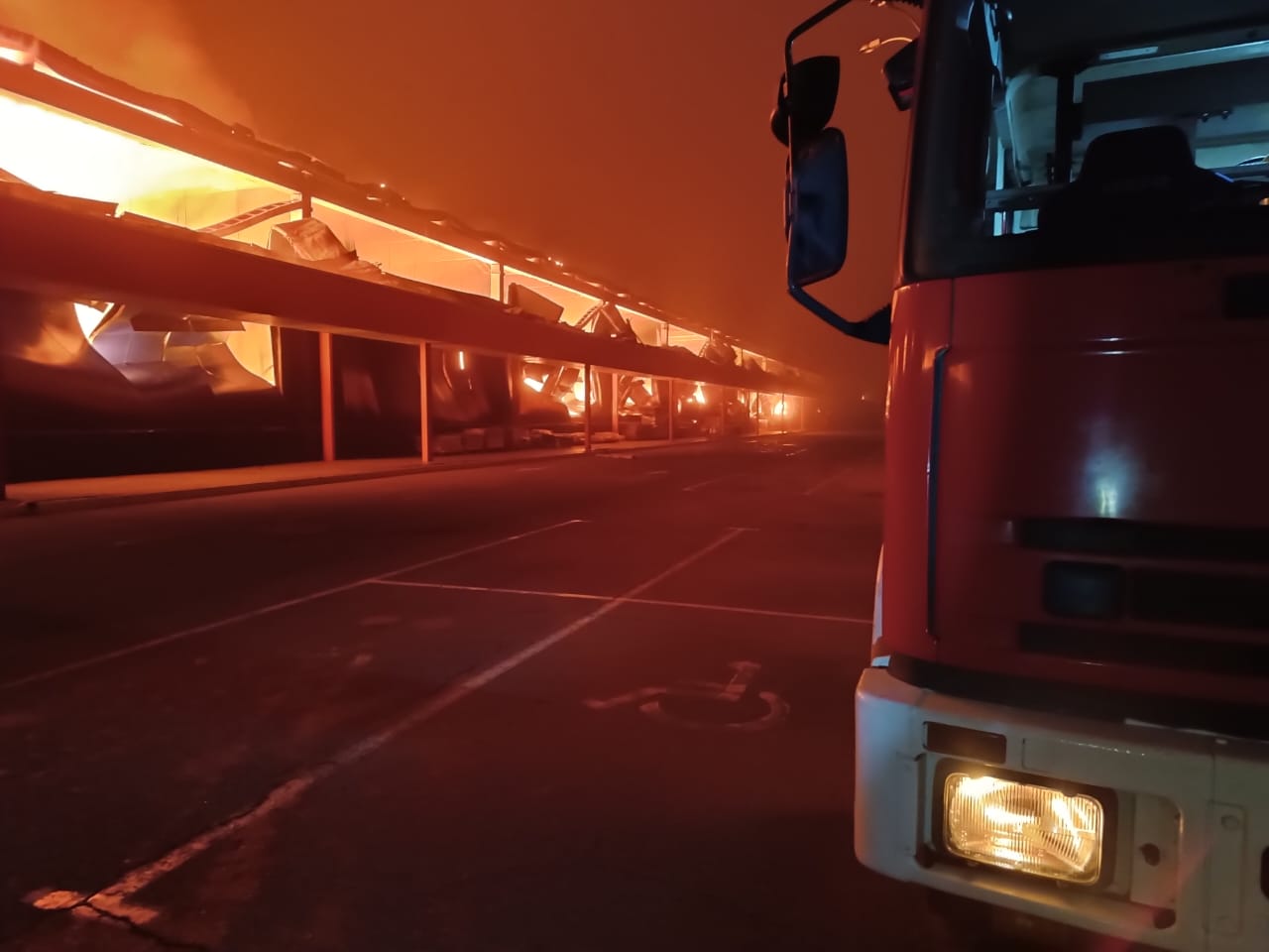 Вибухи та пожежі тривали всю ніч. Херсон зазнав масованого удару, палав "Епіцентр"