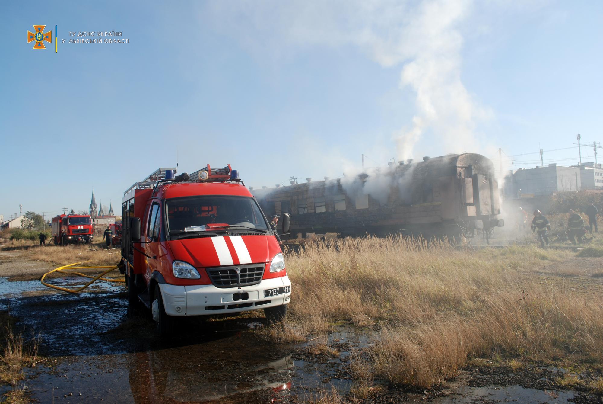 Во Львове на вокзале полностью сгорел вагон поезда: видео и фото пожара