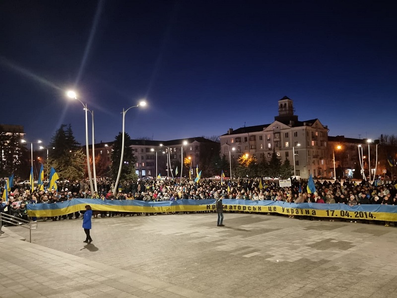 Жителі Краматорська масово вийшли на мітинг за Україну: з прапорами, гаслами і гімном (відео, фото)