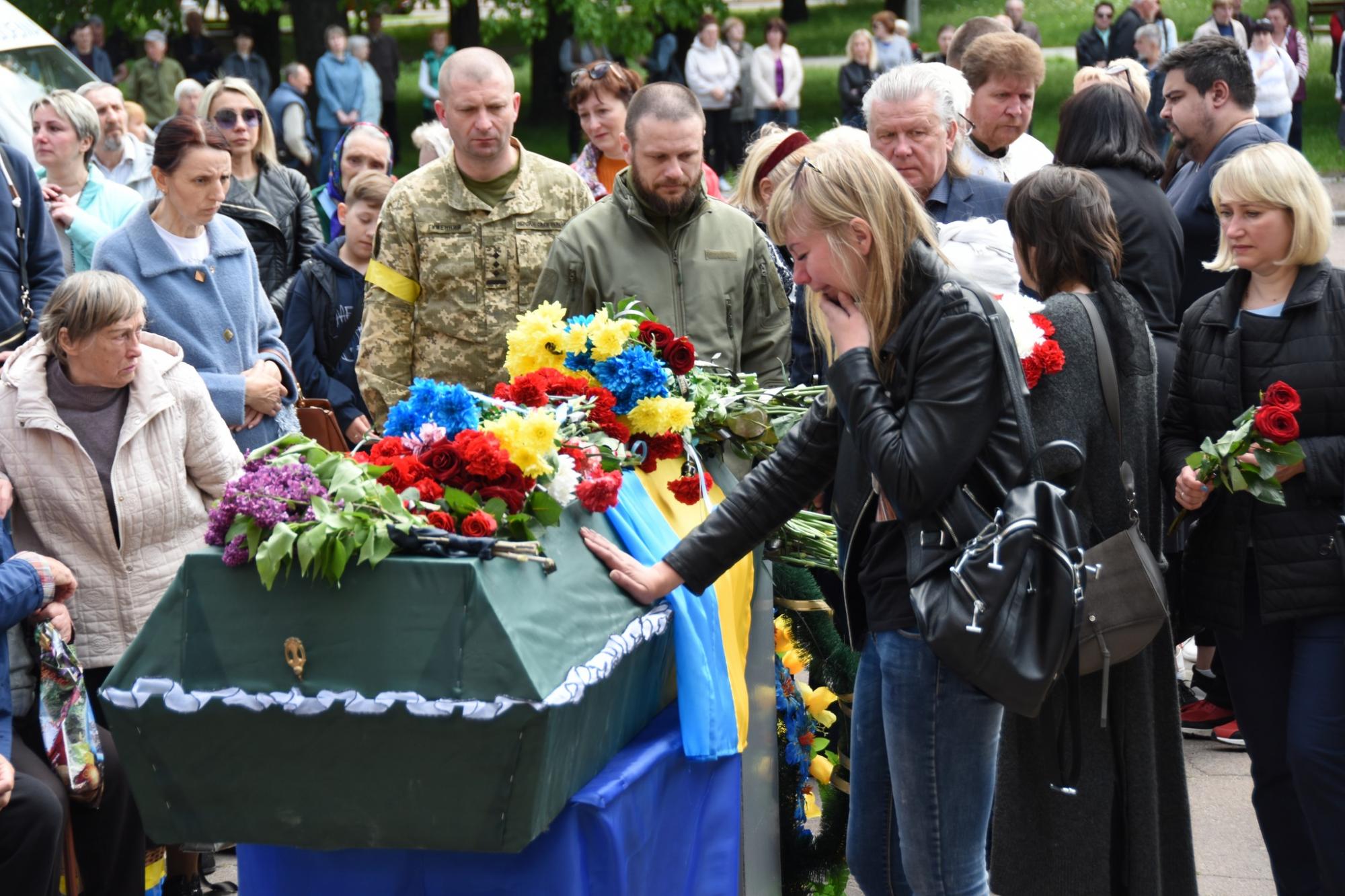 Приблизили победу Украины своими жизнями: в Шостке в последний путь провели воинов-героев