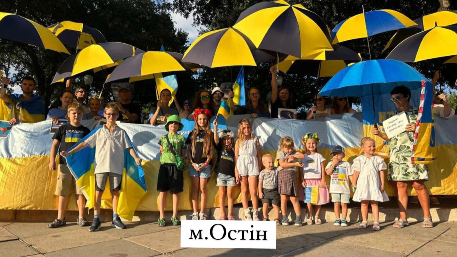 Ракетный террор РФ вывел на митинги в поддержку Украины тысячи людей в разных странах: фото и видео