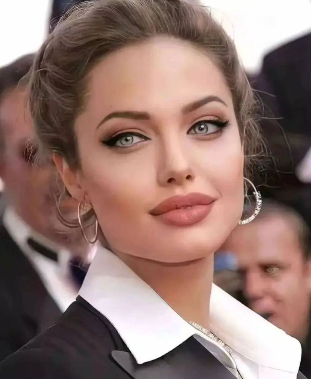 Штучний інтелект показав, як може виглядати еталон краси Анджеліна Джолі