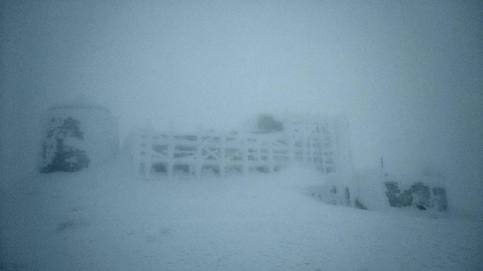 Вітер та 20-градусний мороз. У Карпатах вирує негода