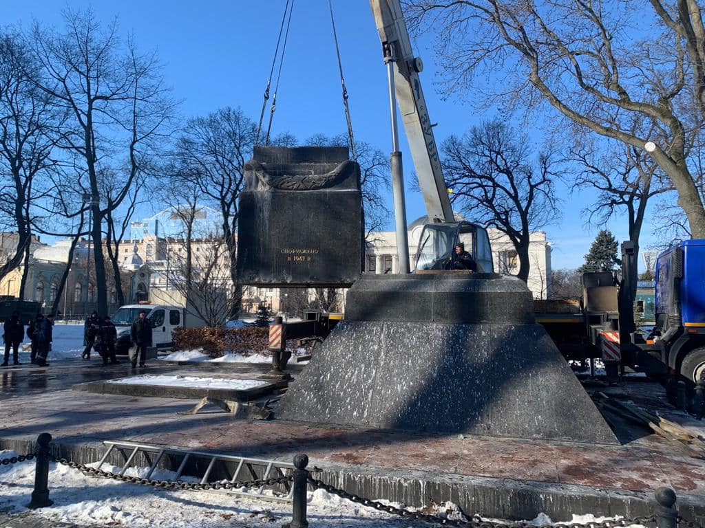 В Киеве хотят перезахоронить тело Ватутина: что известно