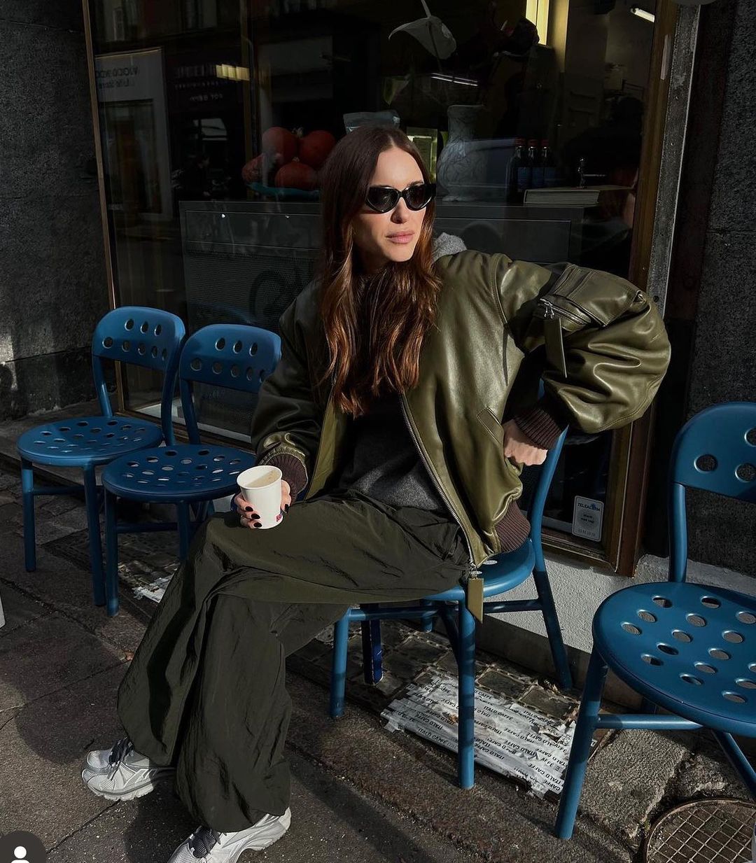 Как носить кожаные вещи весной 2023, чтобы выглядеть мегастильно: фотоподборка