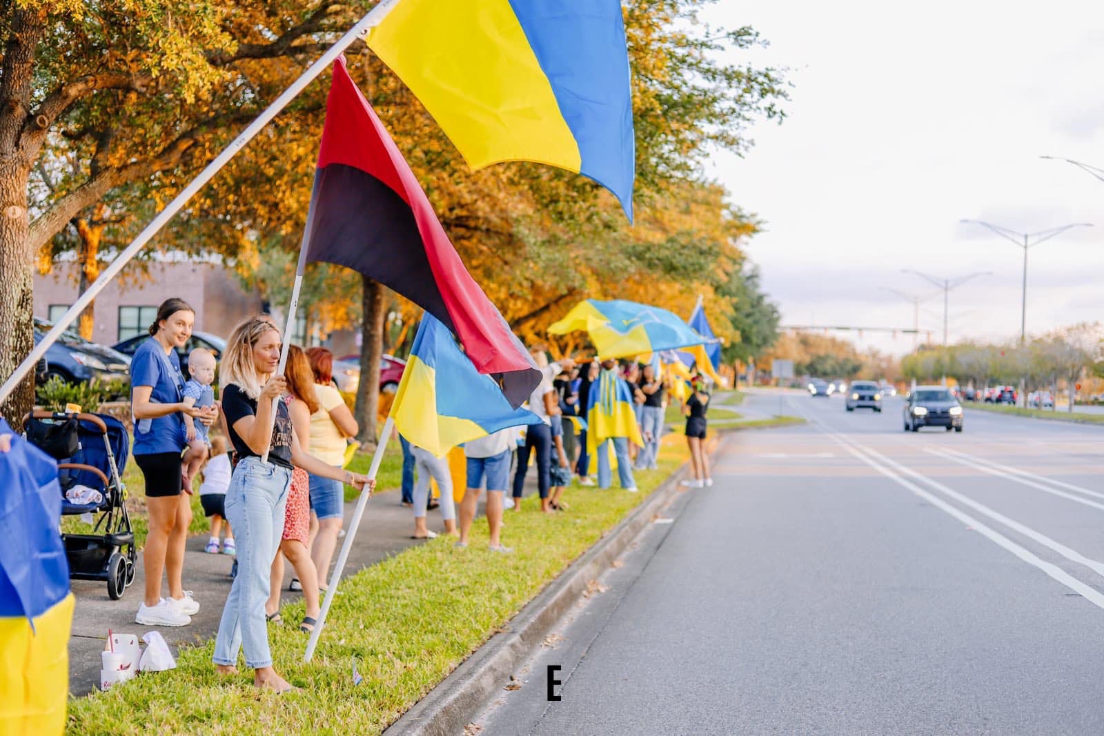 Ракетный террор РФ вывел на митинги в поддержку Украины тысячи людей в разных странах: фото и видео