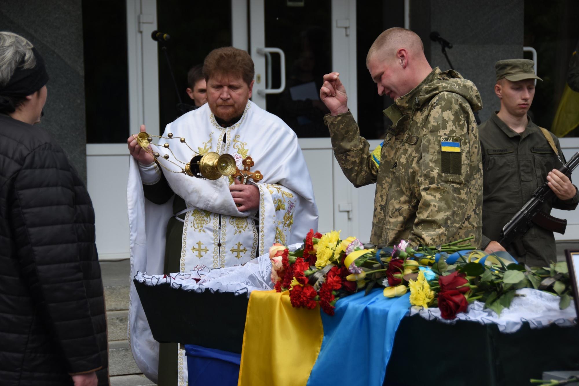 Приблизили победу Украины своими жизнями: в Шостке в последний путь провели воинов-героев