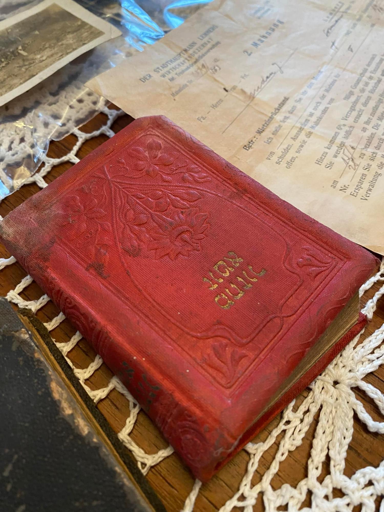 Во Львове нашли более 100 вещей с еврейского гетто в доме, вблизи которого был концлагерь (видео, фото)