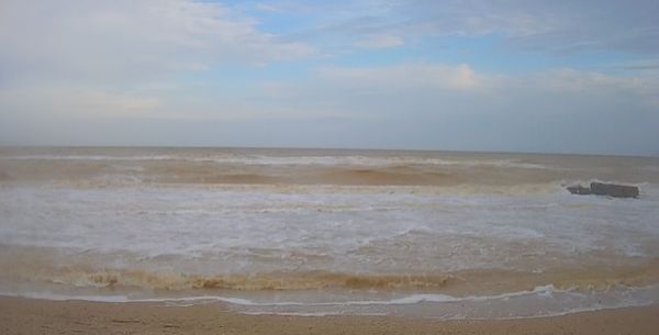 В Кирилловке море стало цвета какао: как сейчас выглядит курортный поселок (фото)