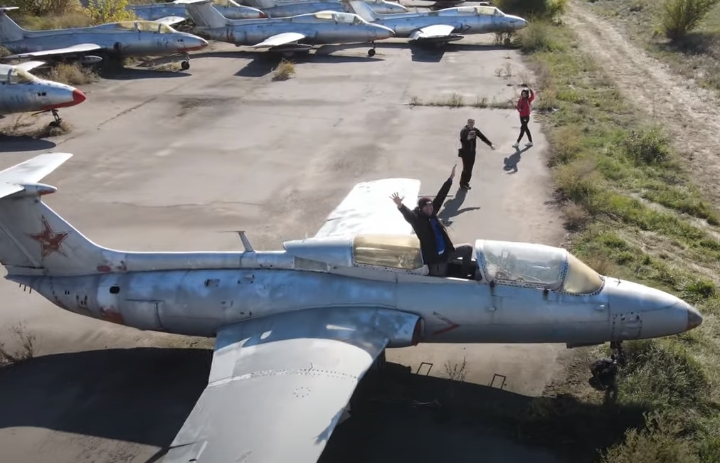 В сети показали кладбище самолетов и вертолетов под Запорожьем