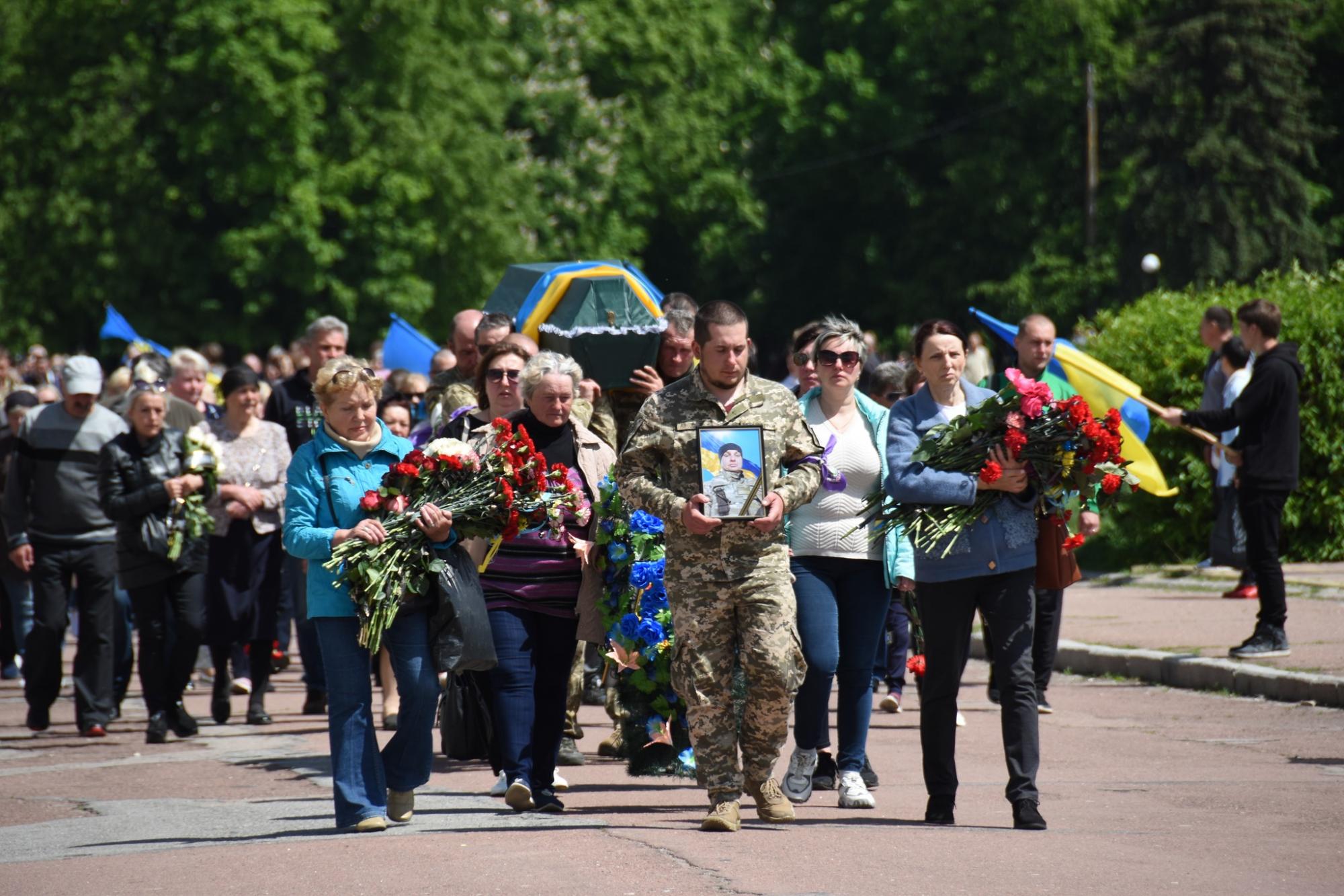 Приблизили победу Украины своими жизнями: в Шостке в последний путь провели воинов-героев