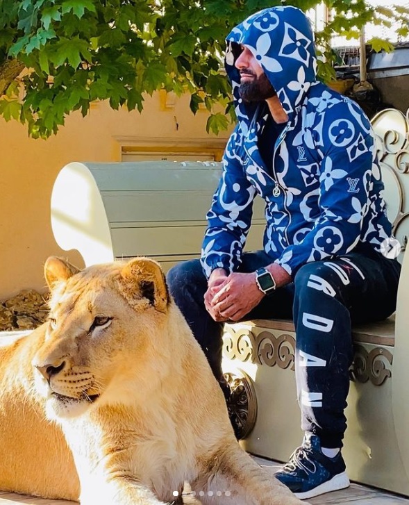 В Харькове местный депутат рассекает с африканским львом в автомобиле (видео)