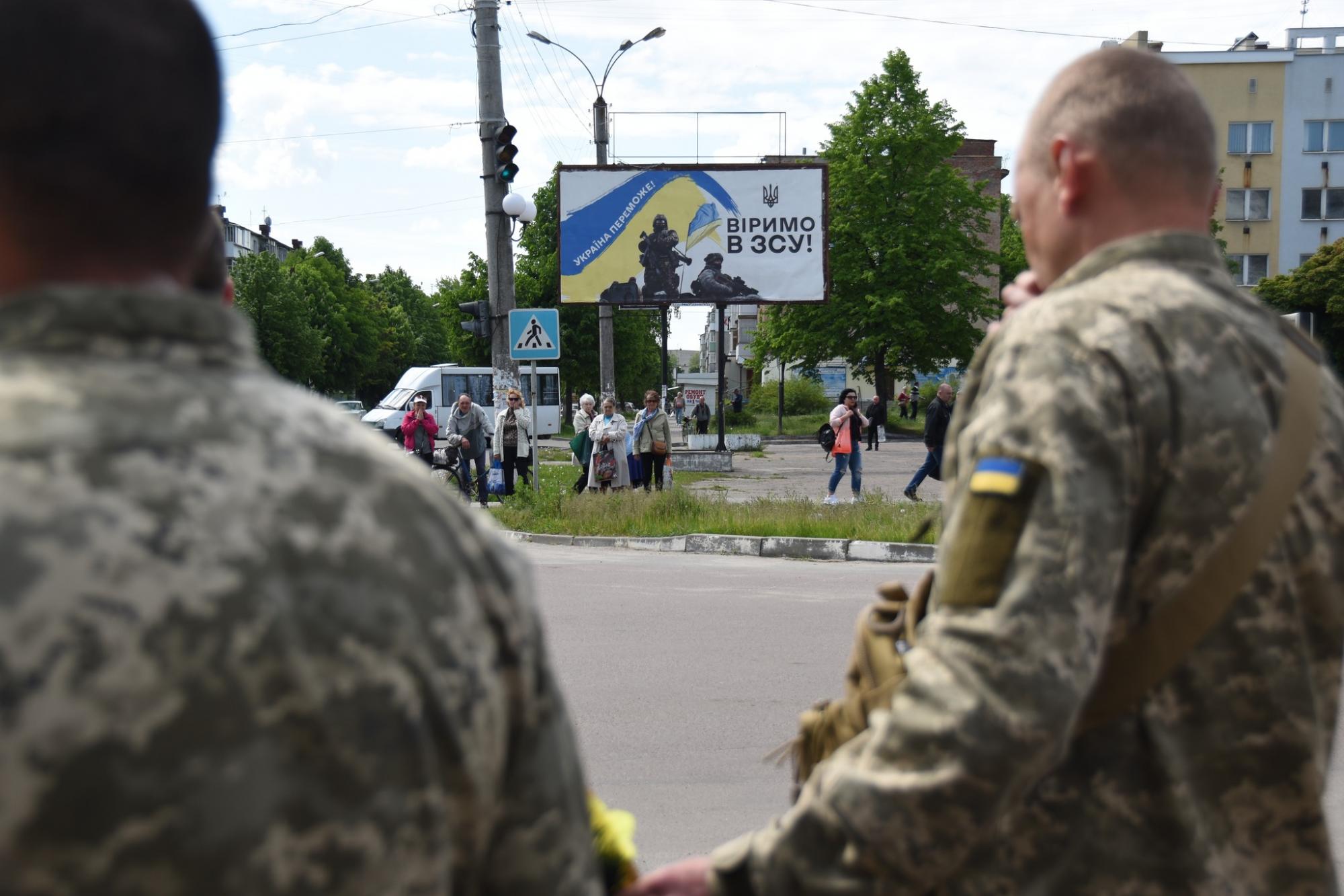 Приблизили победу Украины своими жизнями: в Шостке в последний путь провели воинов-героев
