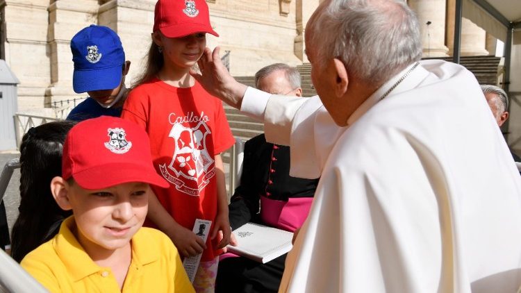 Дети из Украины проехали с Франциском на папамобиле, а понтифику подарили рисунки (видео)