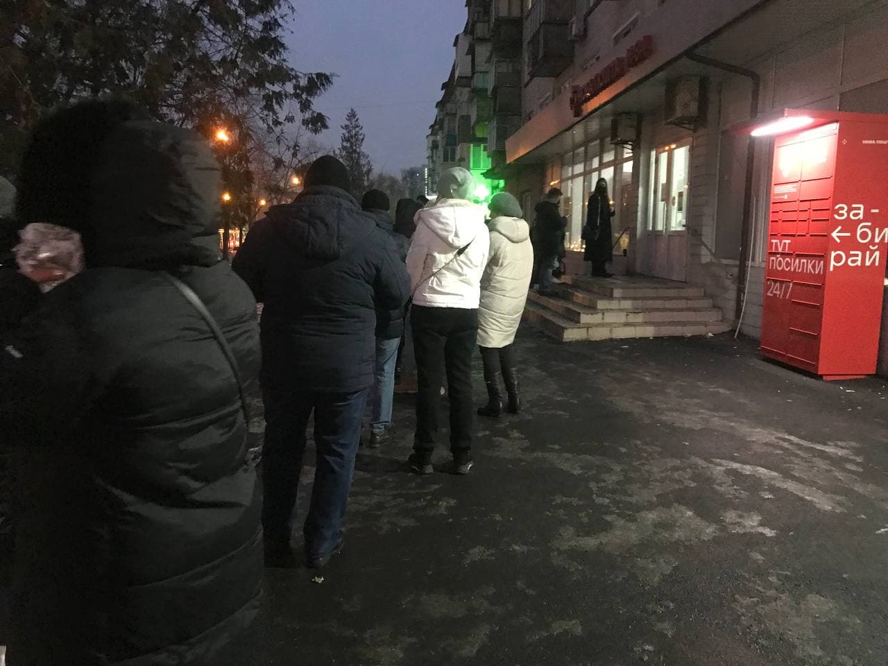 Передноворічний колапс на "Новій пошті" у Києві показали на красномовних фото