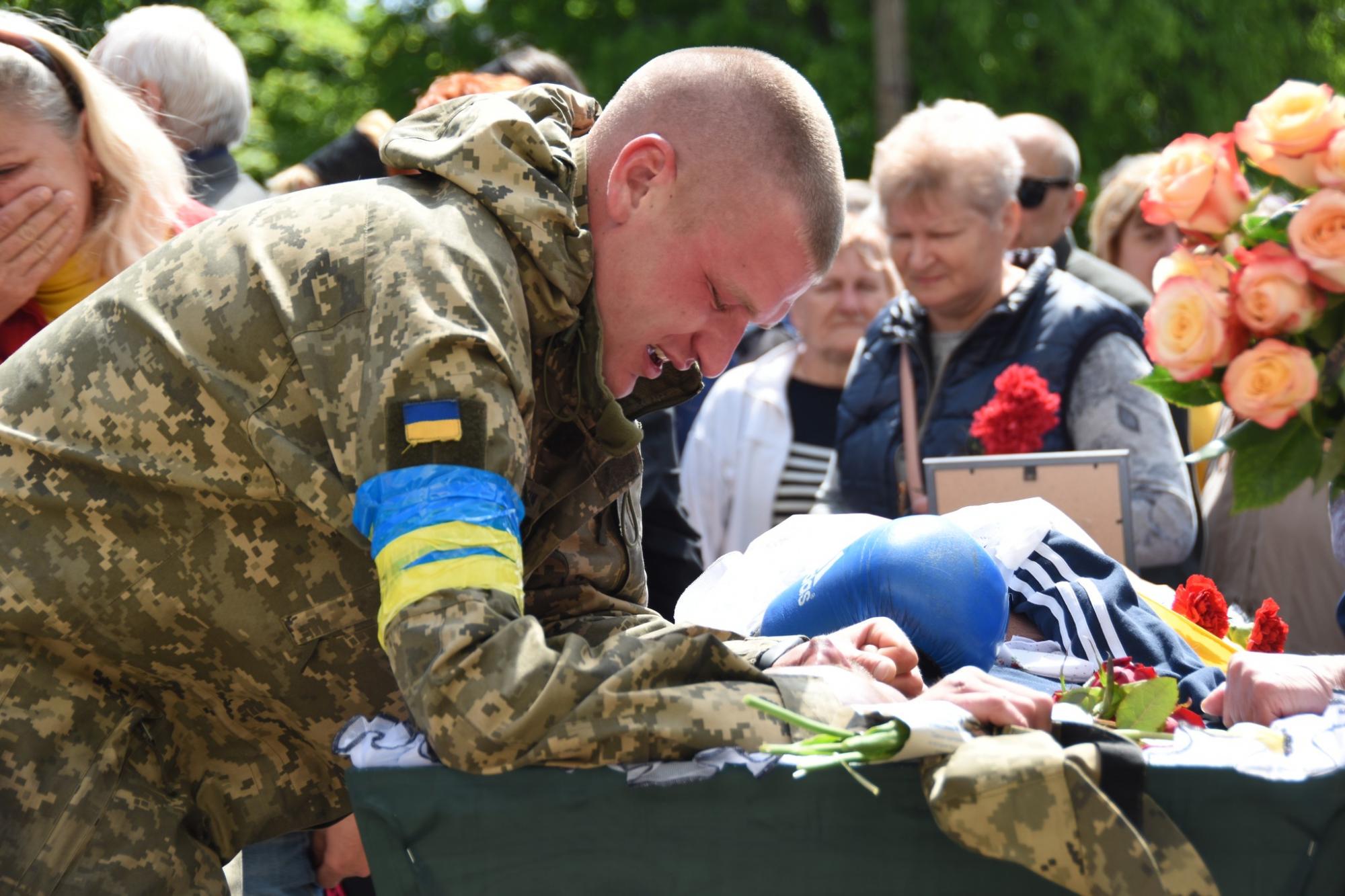 Приблизили победу Украины своими жизнями: в Шостке в последний путь провели воинов-героев