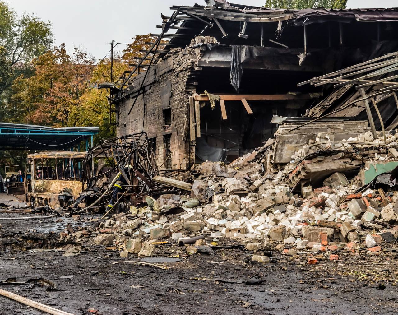 Росіяни ракетами знищили у Дніпрі половину автобусів: дивіться наслідки підлої атаки