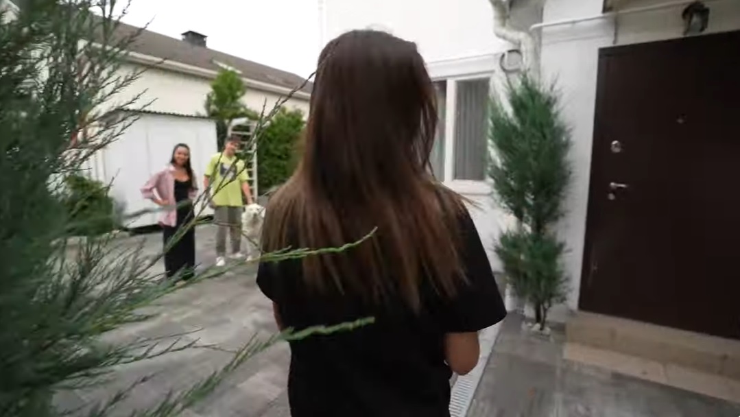 На стелі зірки, а на стінах - ліс. Як виглядає шикарний будинок Жені Кота та його дружини під Києвом (відео)