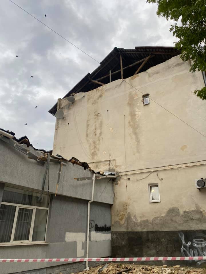 Львов накрыло мощным ураганом: стихия сорвала крыши, снесла деревья и обвалила фасады зданий
