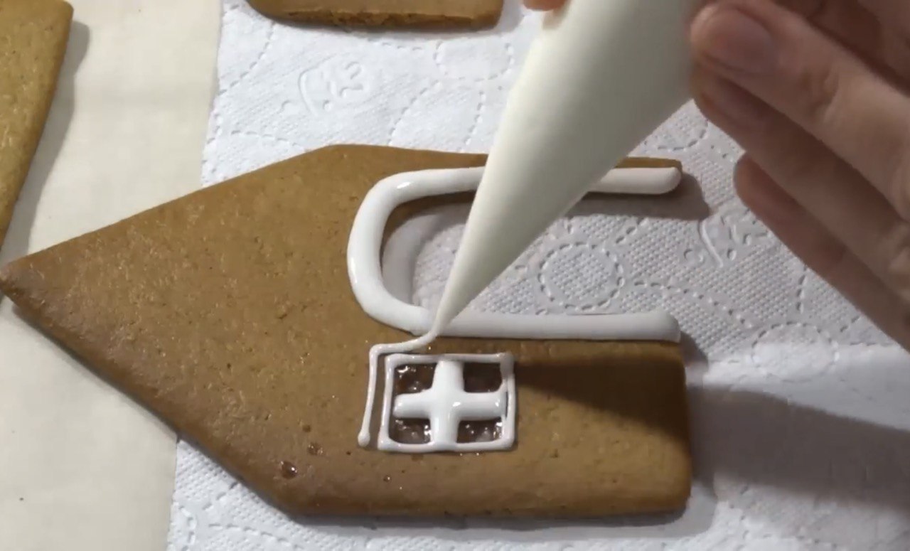 Як зробити красивий новорічний пряниковий будиночок: рецепт та інструкції з декорування