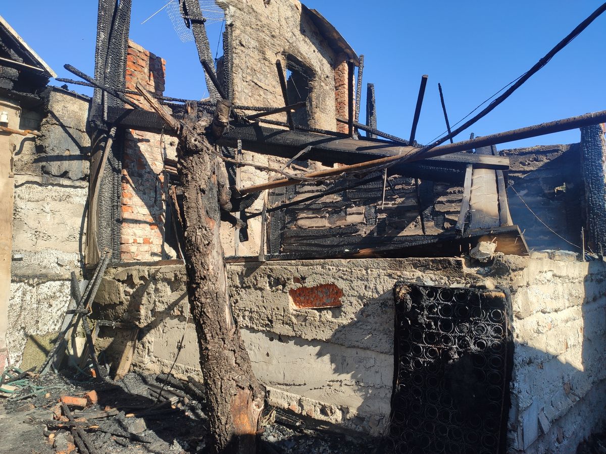 Батько загиблого героя України живе у землянці: фото, від яких стає боляче