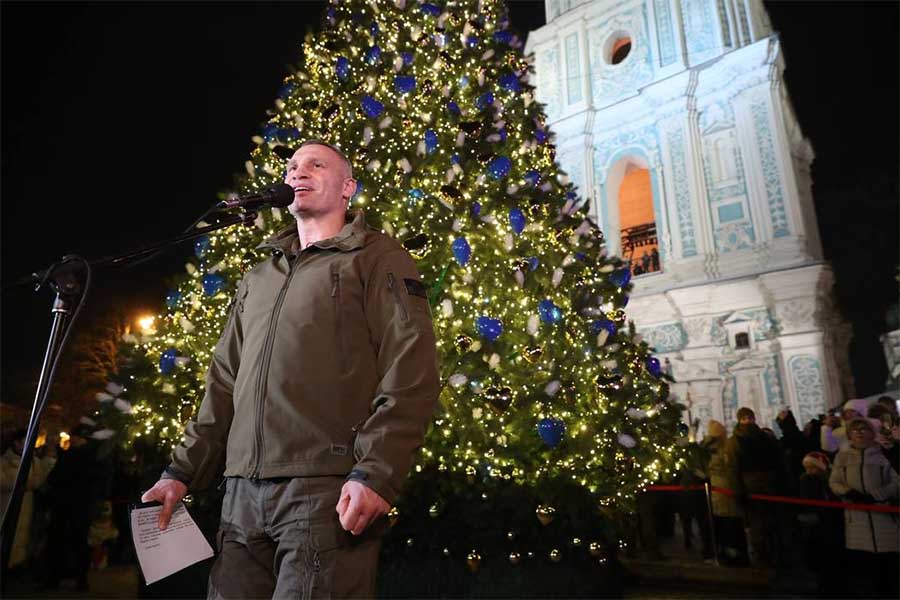 На Софиевской площади в Киеве зажгли главную елку страны (фото и видео)