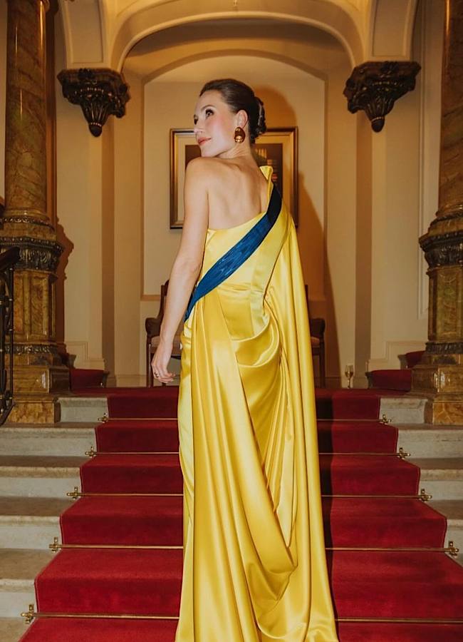 Колишня прем’єр-міністр Фінляндії Санна Марін засвітилась у жовто-блакитній сукні (фото)