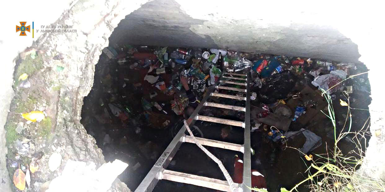 Під Львовом люди провалилися в 4-метрову яму (фото)