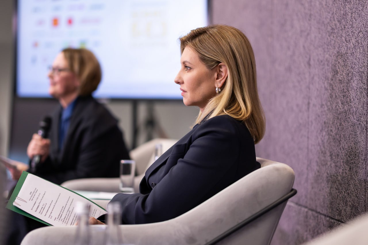 Вся в черном, но с улыбкой: Елена Зеленская взволновала новым образом (фото)