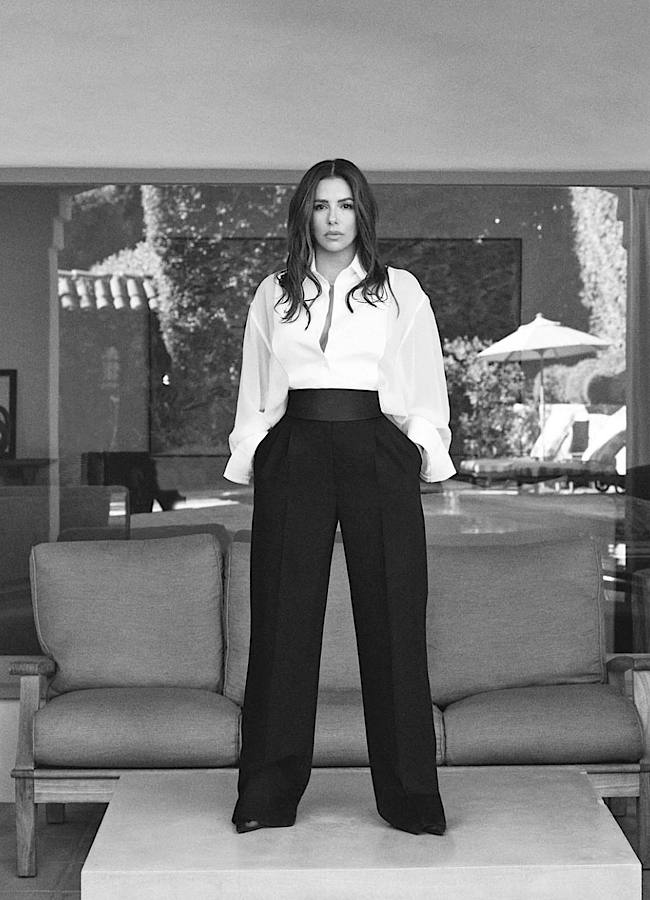 Єва Лонгорія показала запальні танці на столі (фото)