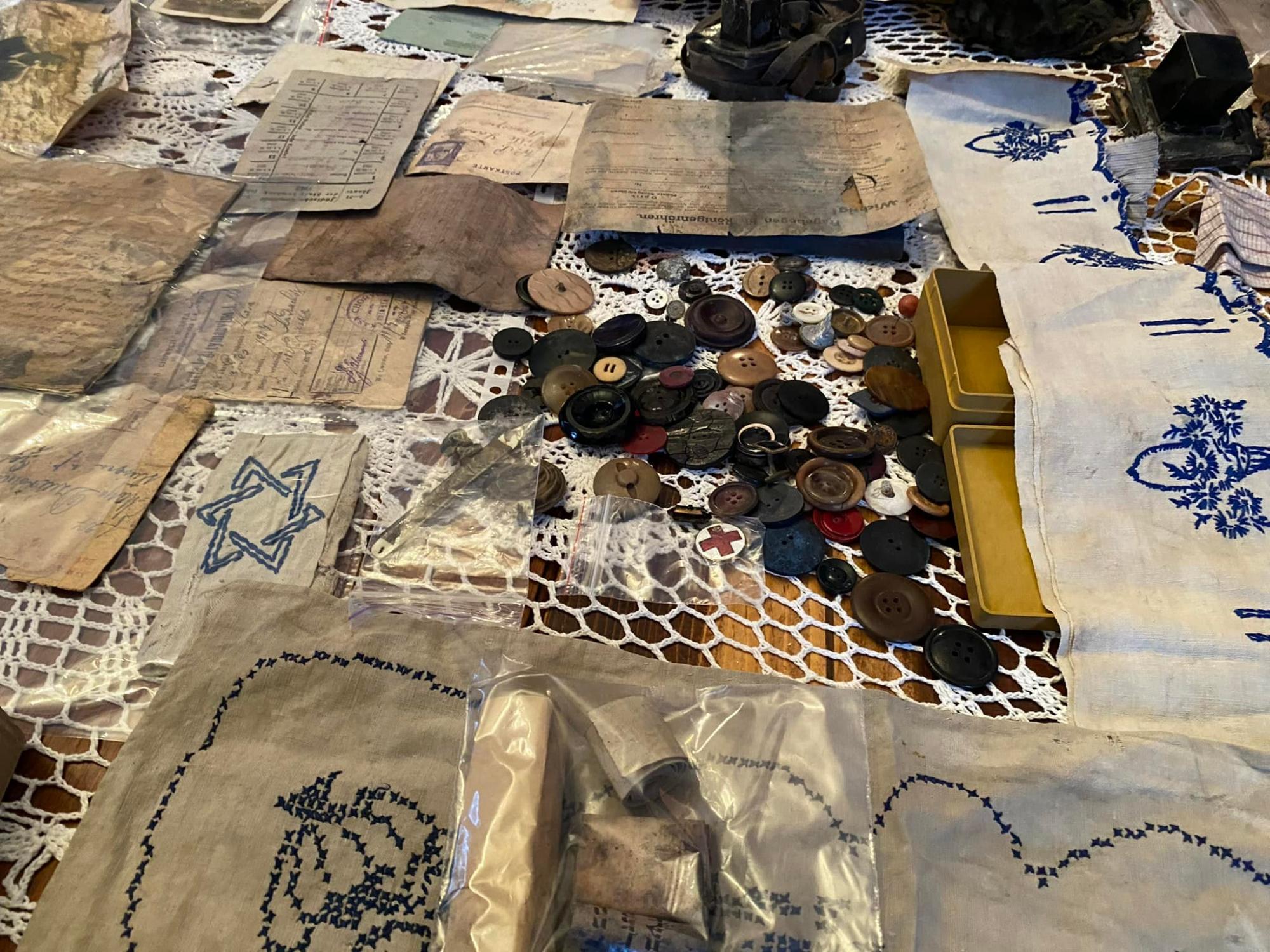 Во Львове нашли более 100 вещей с еврейского гетто в доме, вблизи которого был концлагерь (видео, фото)