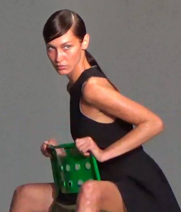 Белла Хадид вернулась в моделинг после длительного лечения и порадовала фолловеров новыми фото