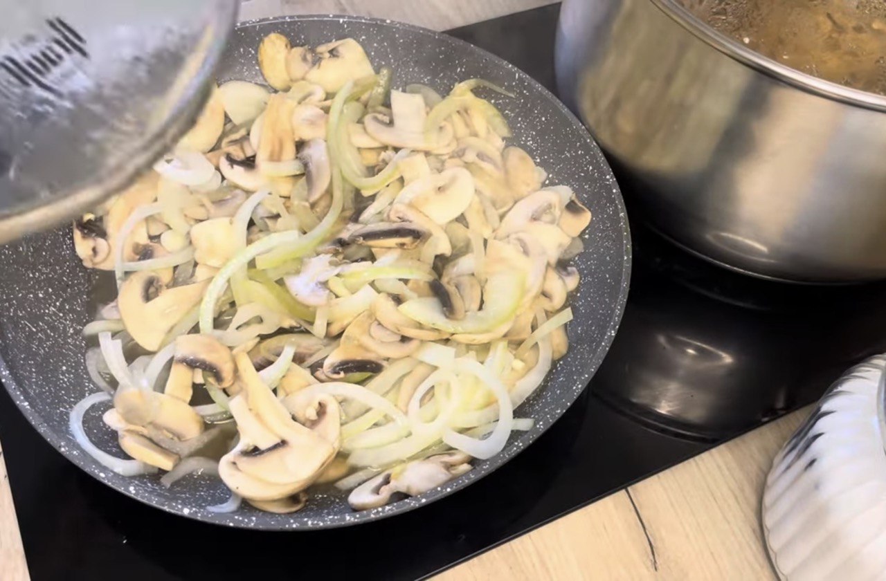 Як приготувати смачні картопляні "човники" з грибами: простий покроковий рецепт