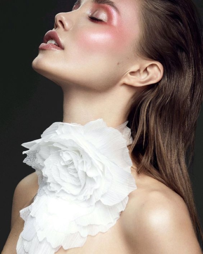 Як акуратно та доречно додати квіткові аксесуари у свій гардероб