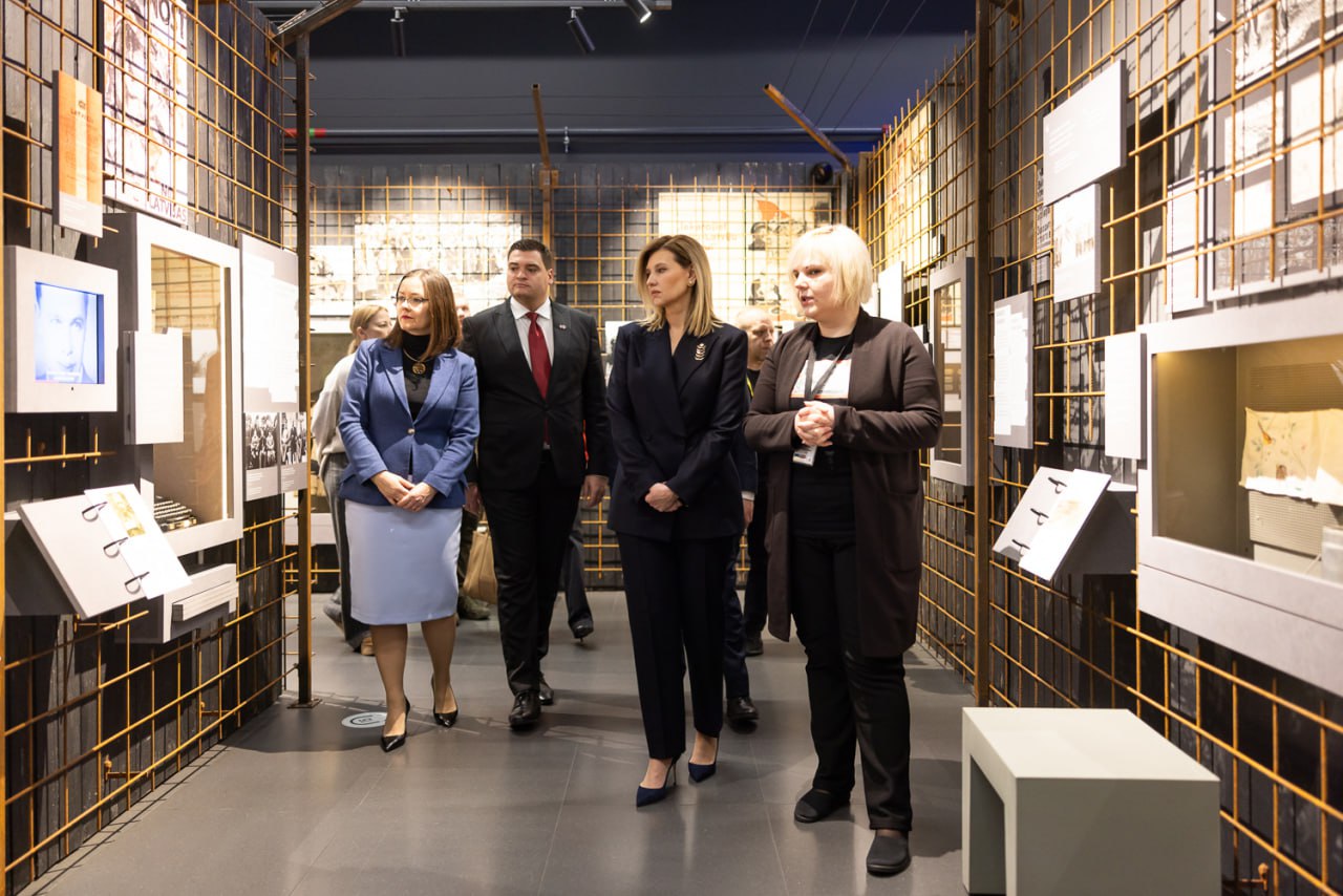 Елена Зеленская в латвийском музее оккупации показала, как носить черный брючный костюм (фото)