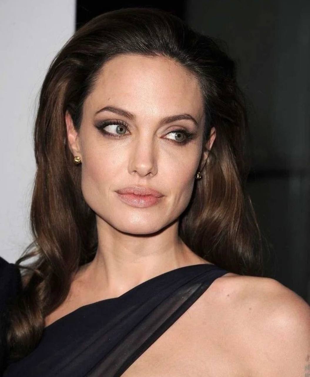 Візажистка розповіла секрети фірмового макіяжу Анджеліни Джолі (відео)