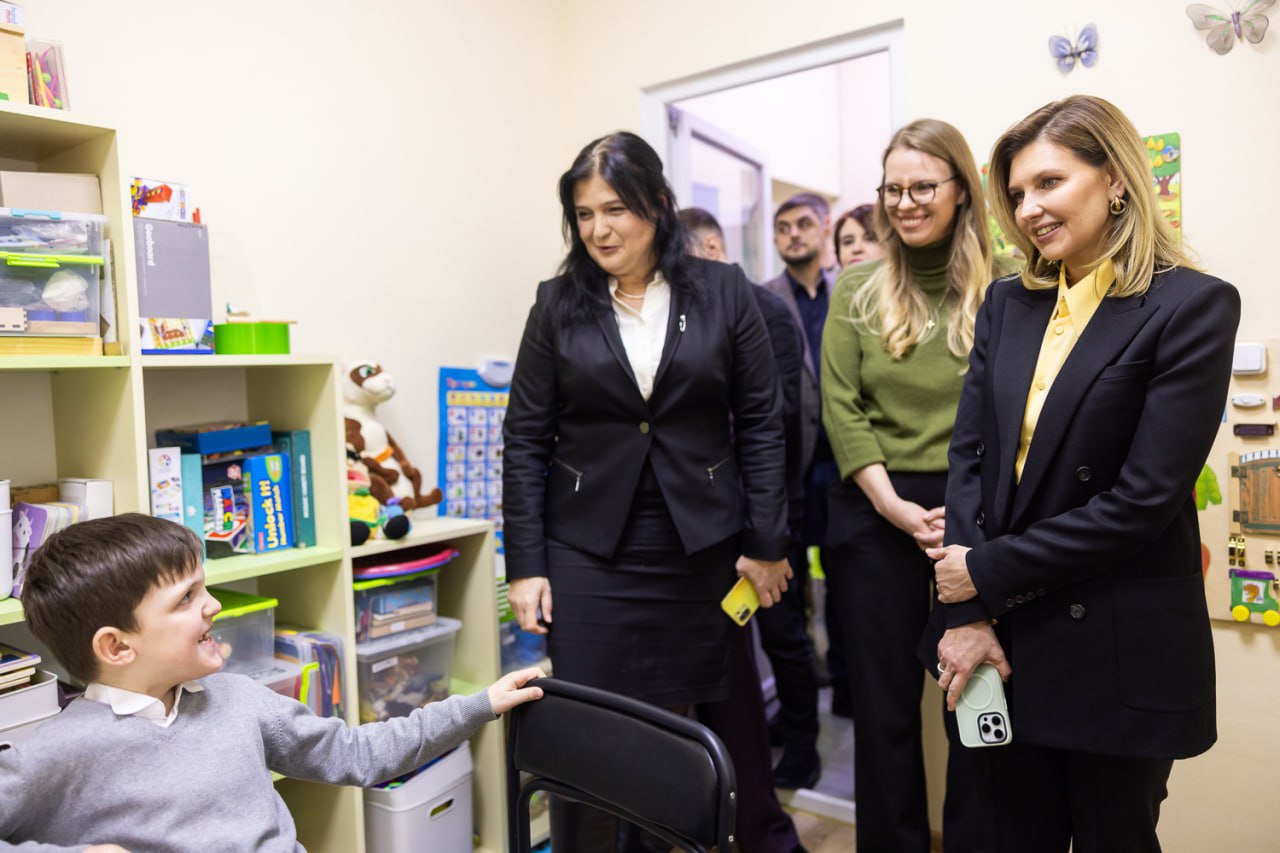 Олена Зеленська показала, як поєднати яскраву сорочку з класичним костюмом (фото)