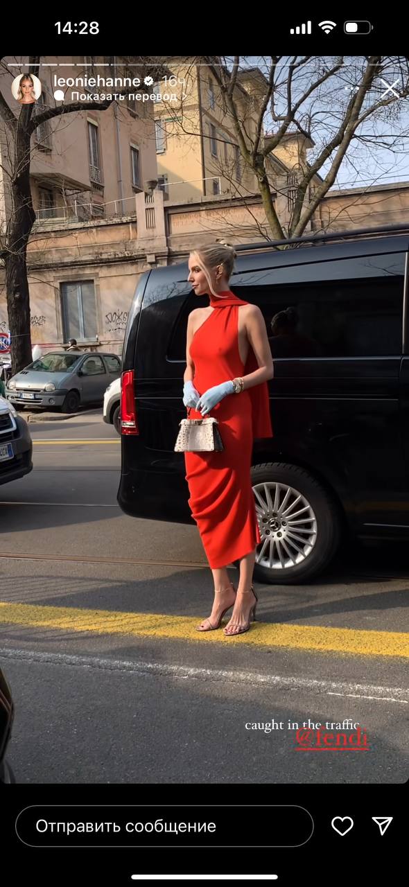 Леоні Ганне показала, як носити червону сукню з сумкою зі зміїним принтом (фото)