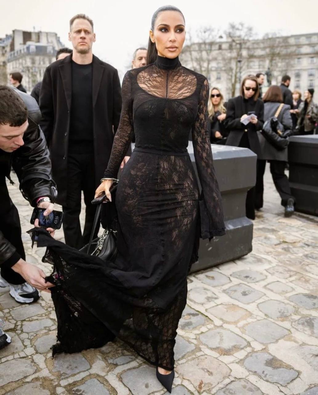 Кім Кардашьян показала, як носити чорну сукню з мережива (фото, відео)