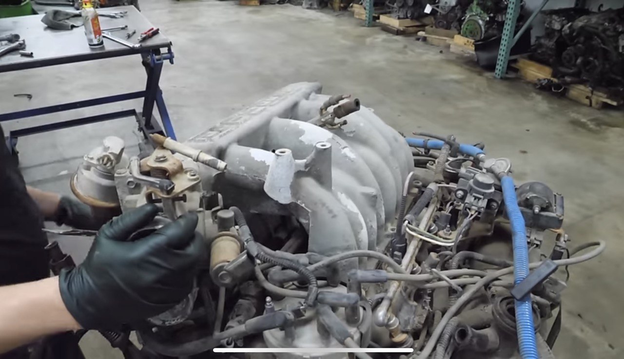 Вот что будет с двигателем, если не ездить на автомобиле 17 лет (видео)
