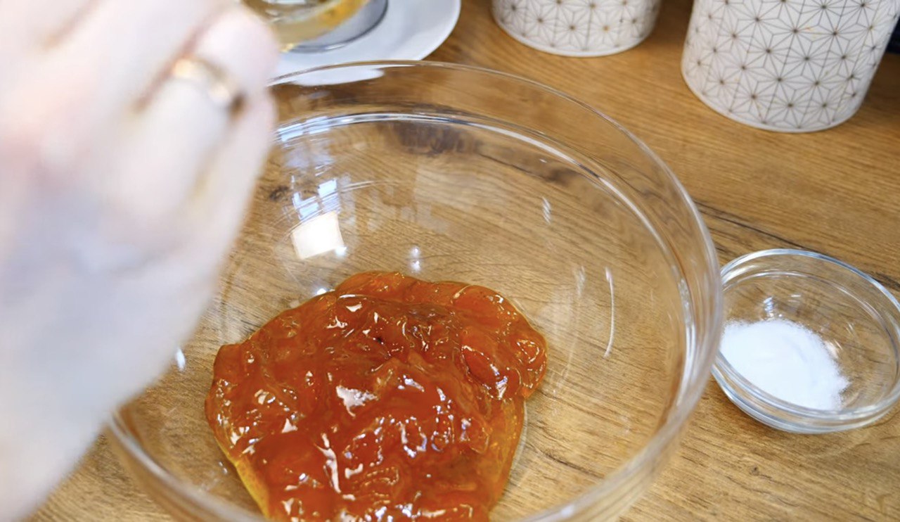 Без яиц и на минеральной воде: рецепт необычного заливного пирога с вареньем