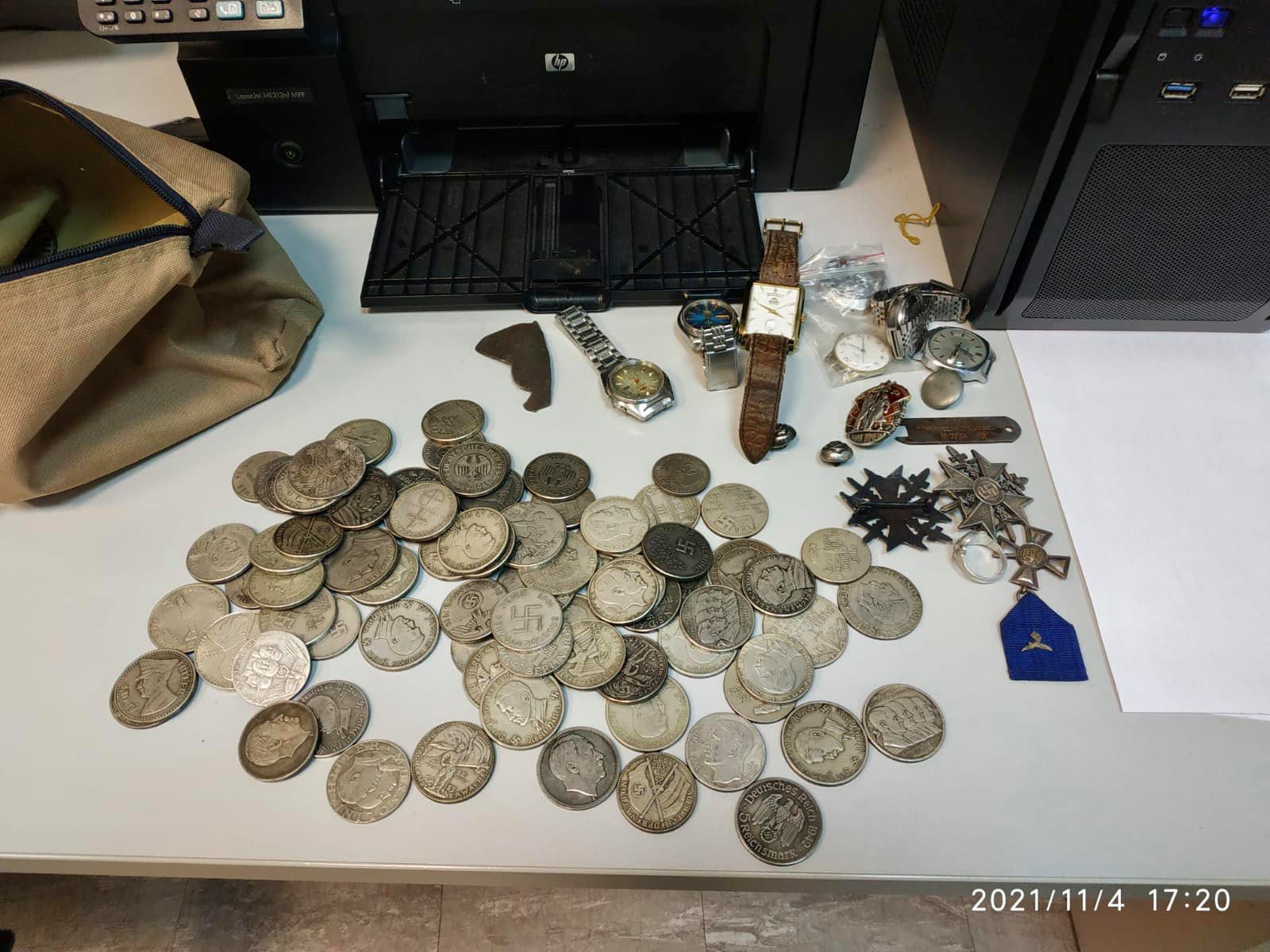 Украинец пытался вывезти ценности Третьего рейха, но попался: фото предметов
