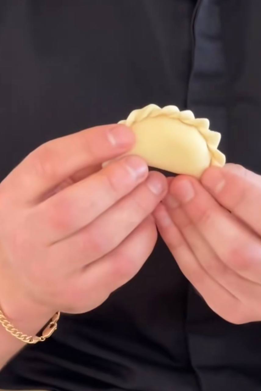 Український шеф-кухар показав 3 оригінальні способи ліплення вареників (відео)