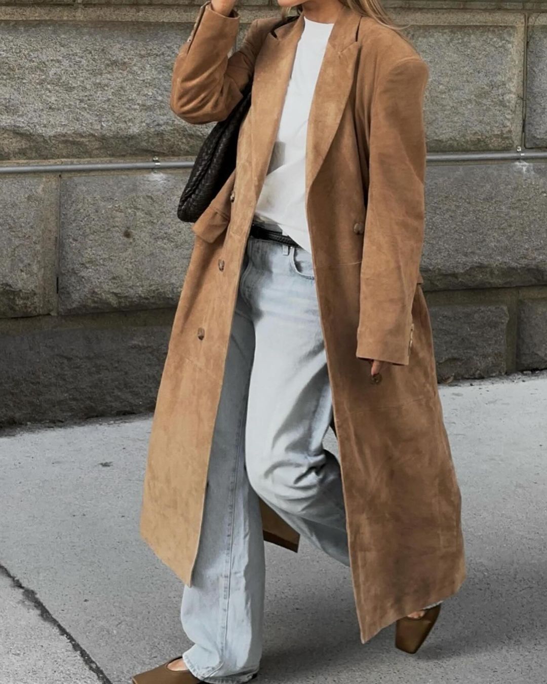 Не виходить з модного світу: стиліст показала, як носити популярну річ цієї весни