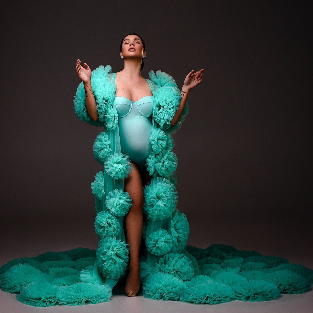 Дружина Євгена Кота засвітила вагітний животик на останніх сроках у яскравій фотосесії