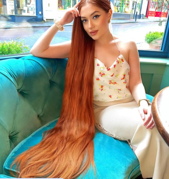 "Настоящая Рапунцель". Женщина с супер длинными волосами раскрыла секрет своей шевелюры